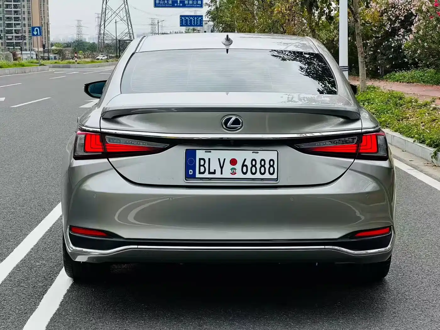 Photo 7 - Lexus ES