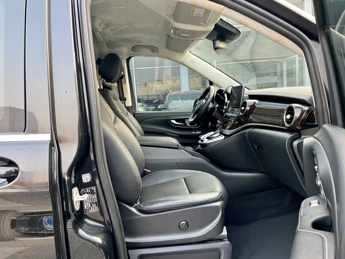 Mercedes-Benz V-Class 2017 Model V 260 L Premium Extended Edition фото 6