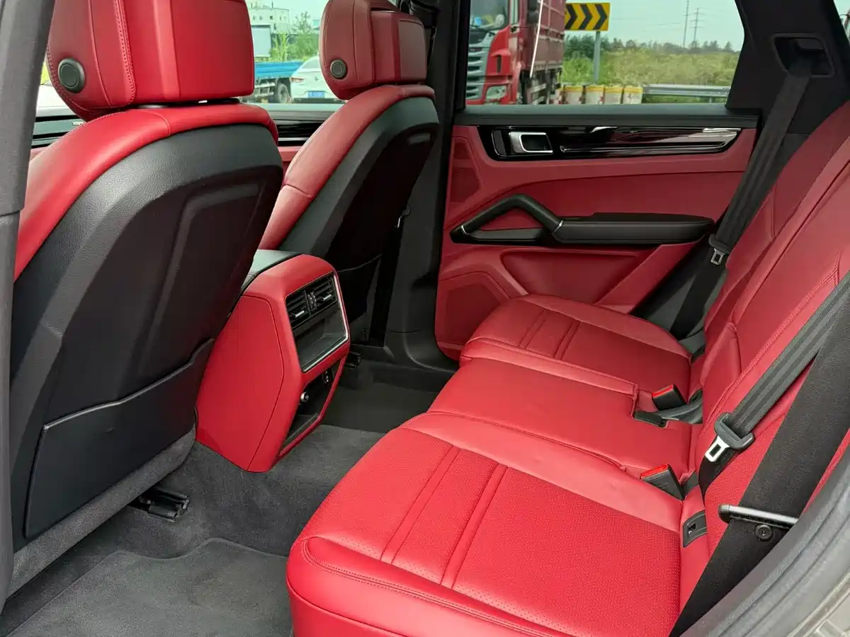 Photo 9 - Porsche Cayenne