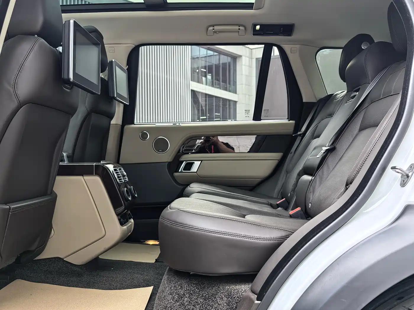 Land Rover Range Rover 2021 3.0 L6 Heritage Extended Classic Edition фото 21