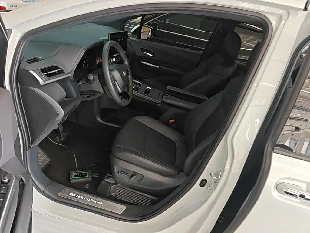 Фото 15 - Toyota Sienna