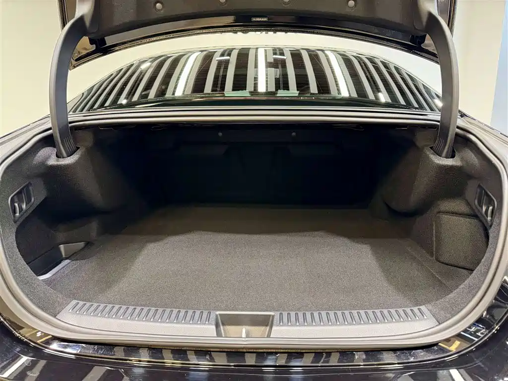 Mercedes-Benz E-Class New Energy 2024 E 350 e L Plug-in Hybrid Sedan фото 12