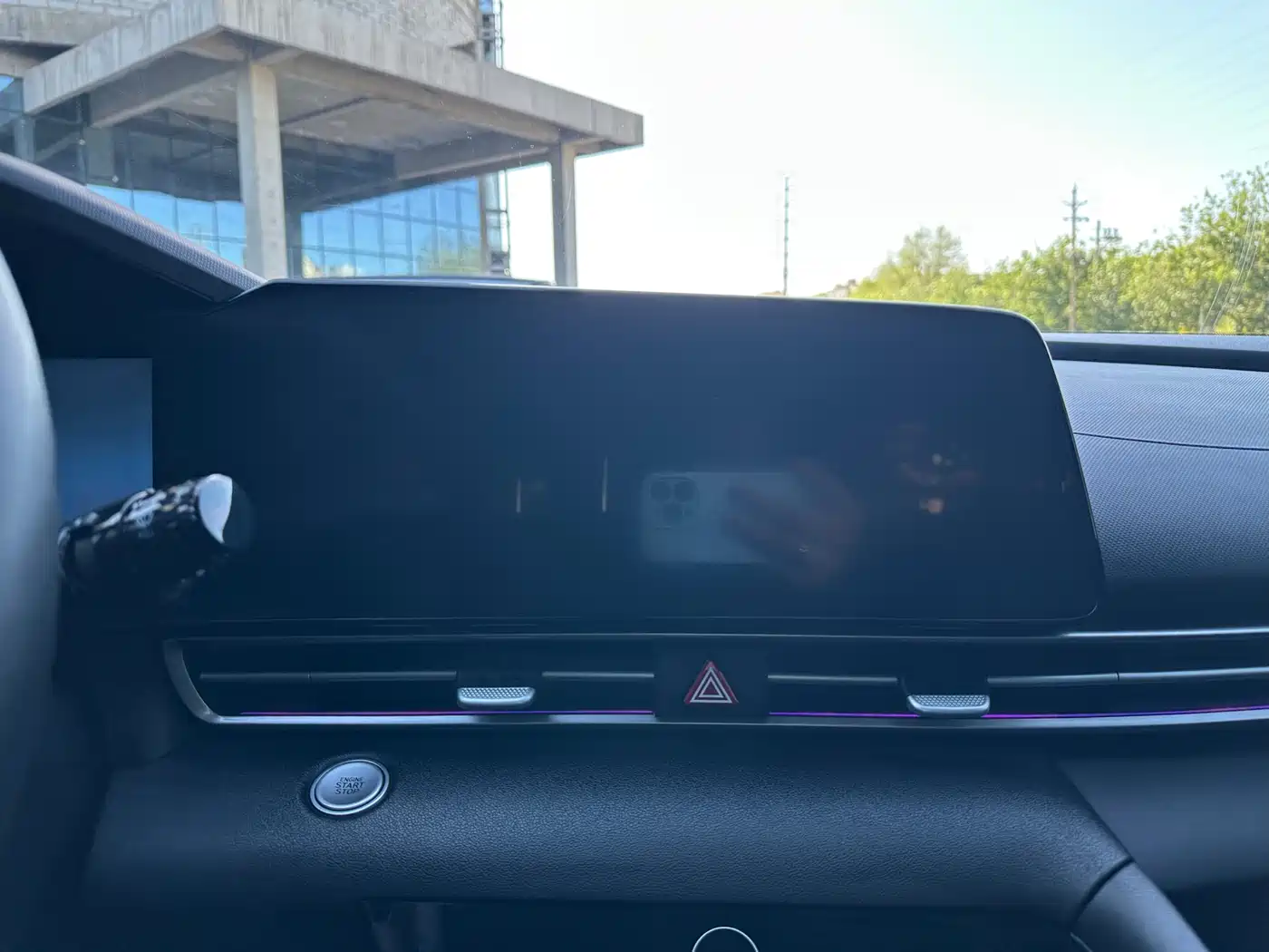 Hyundai Elantra 2022 1.5L CVT LUX Premium Edition фото 7