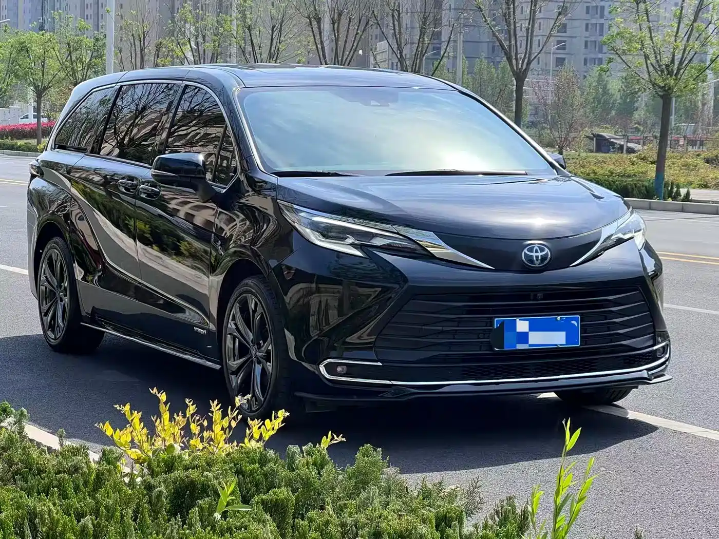 Toyota Sienna 2023 2.5L Hybrid Premium Edition фото 6