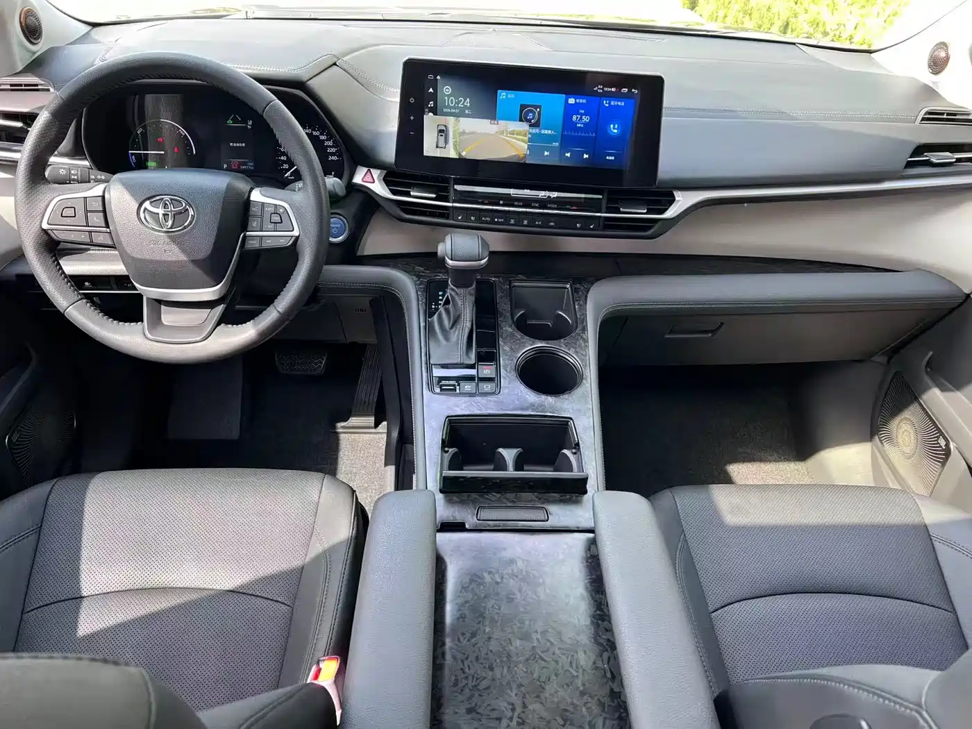 Toyota Sienna 2023 2.5L Hybrid Premium Edition фото 15