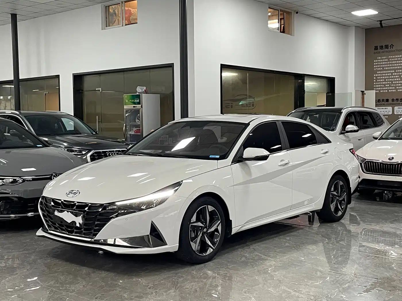 Hyundai Elantra 2022 1.5L CVT LUX Premium Edition