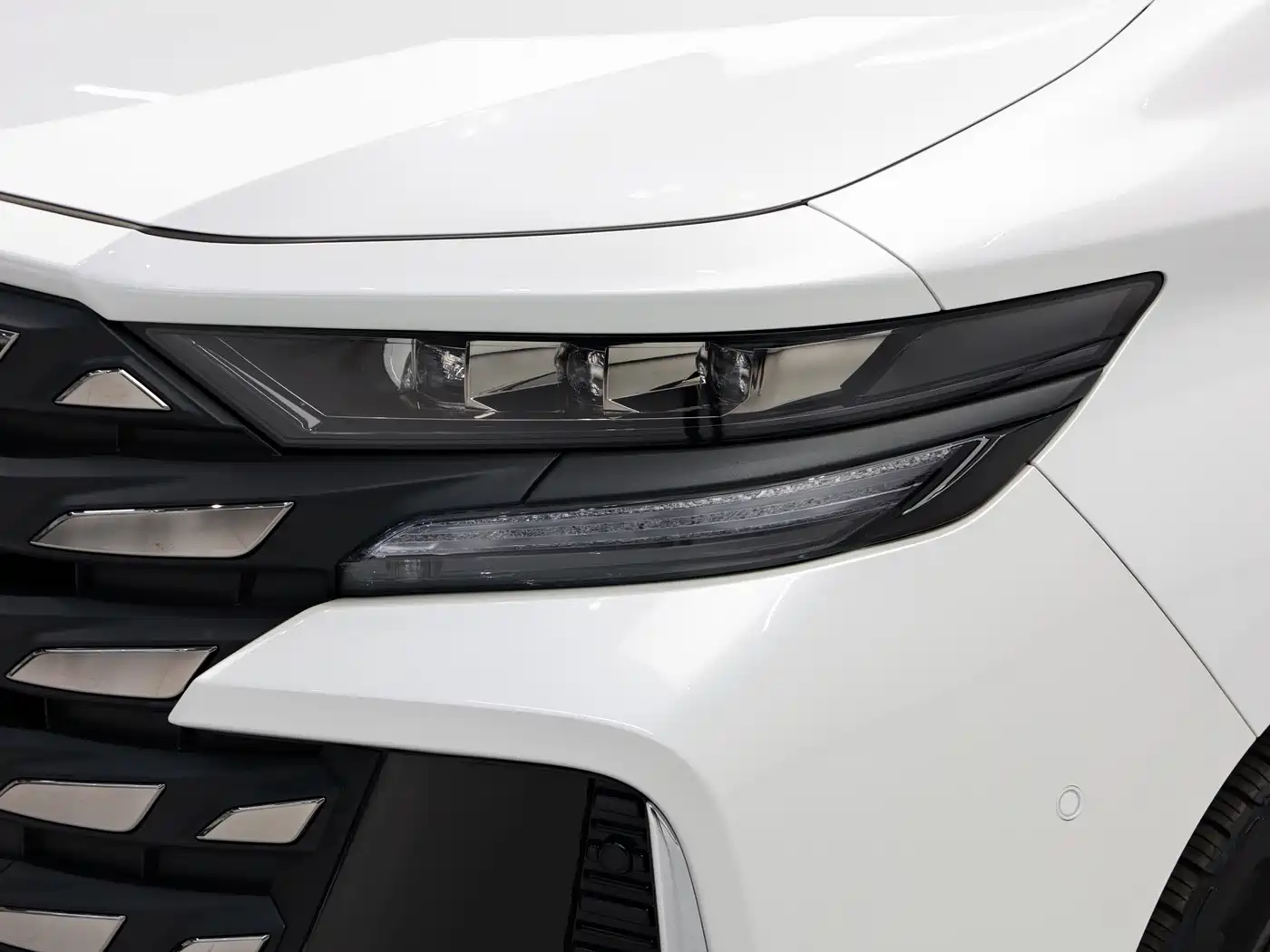 Toyota Vellfire 2024 Crown Hybrid 2.5L Executive Premium Edition фото 5