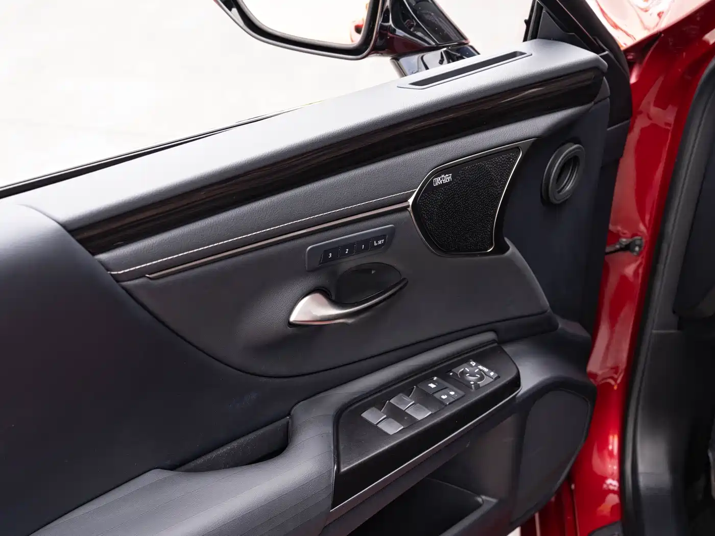 Photo 21 - Lexus ES