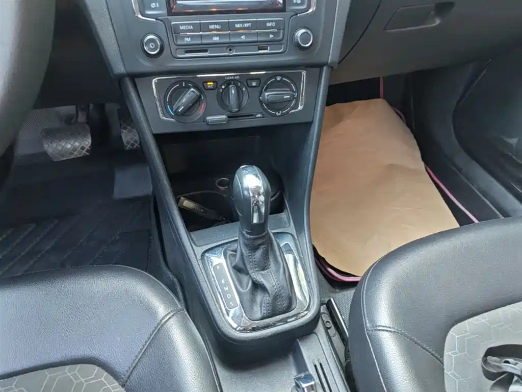 Volkswagen Santana 2015 1.6L Automatic Comfort Edition фото 14