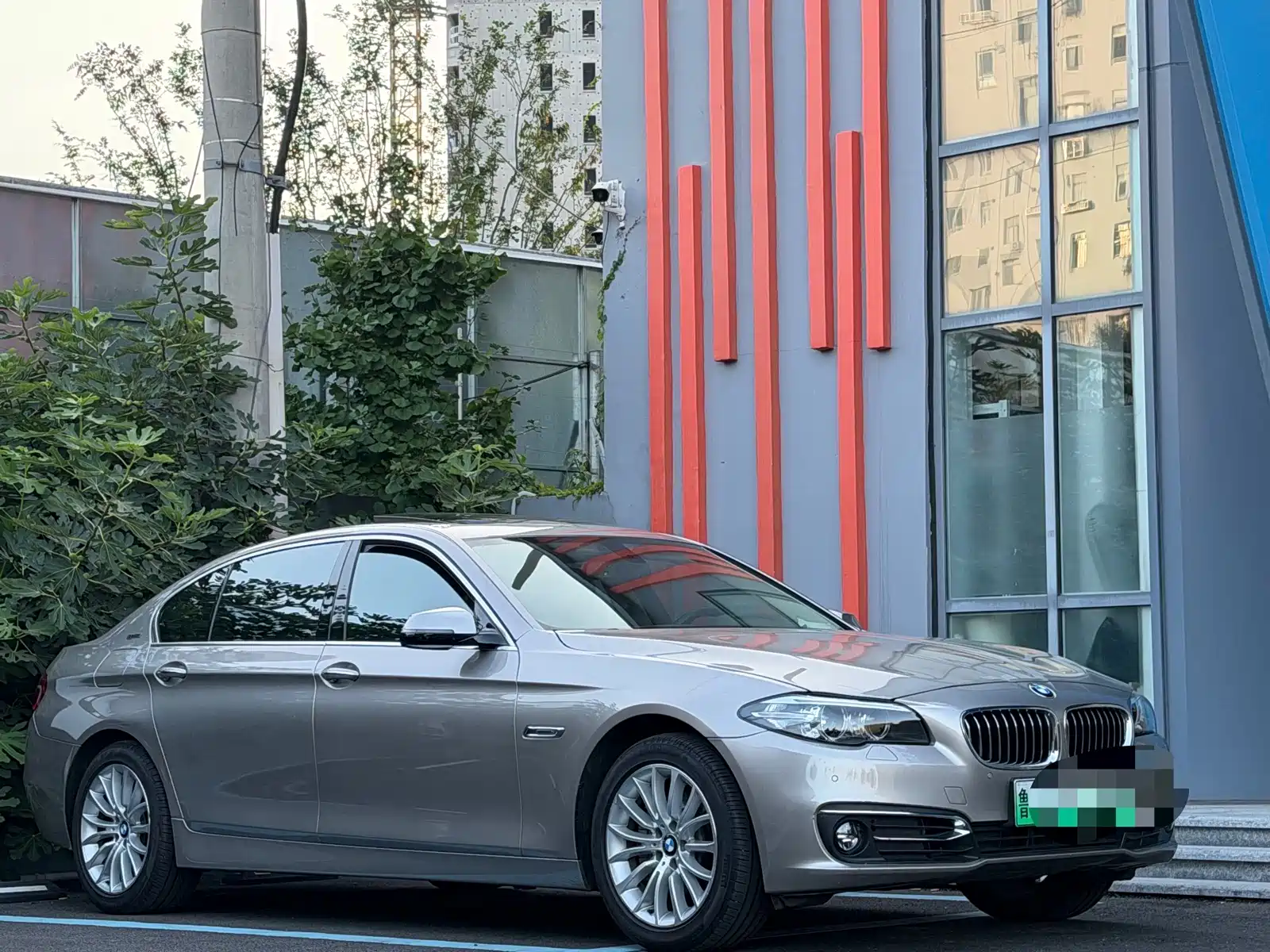 Фото 3 - BMW 5 Series New Energy