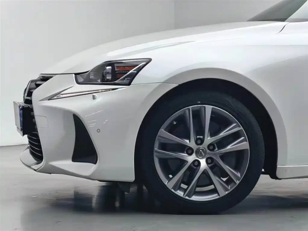 Lexus IS 2015 200t Leading Edition фото 16