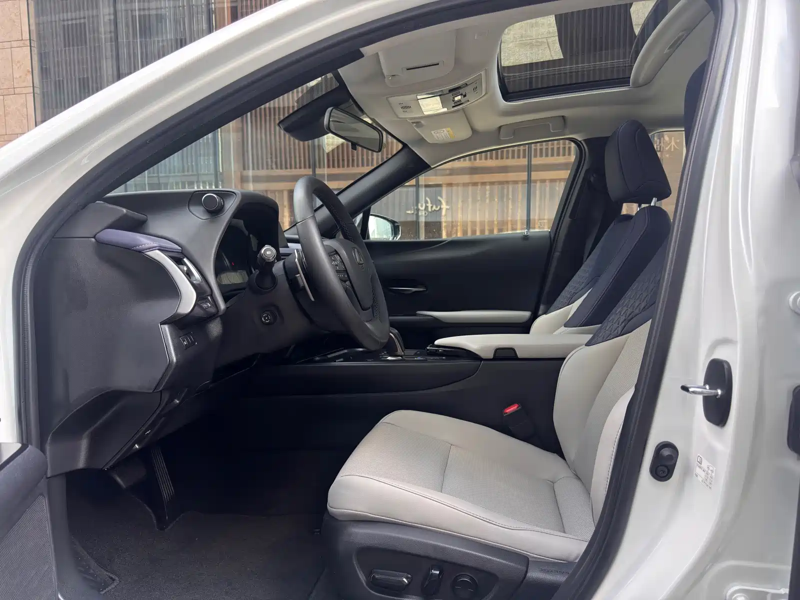 Photo 14 - Lexus UX Electric