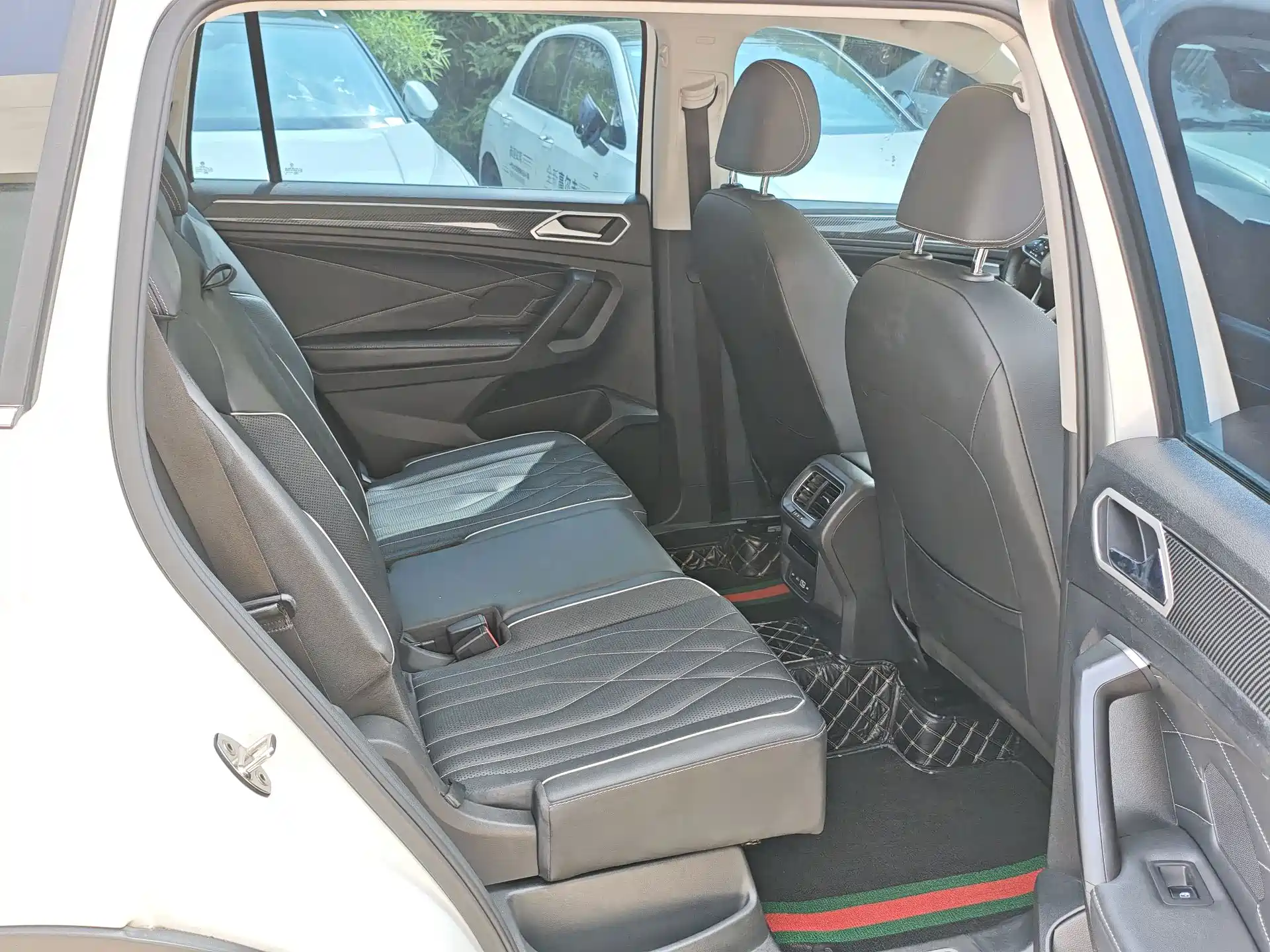 Photo 8 - Volkswagen Tiguan L