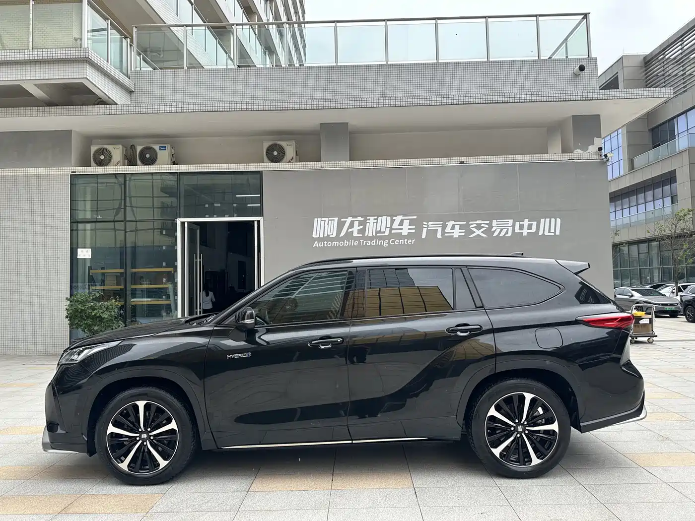 Toyota Crown Kluger 2022 2.5L HEV 4WD Premium Edition фото 22