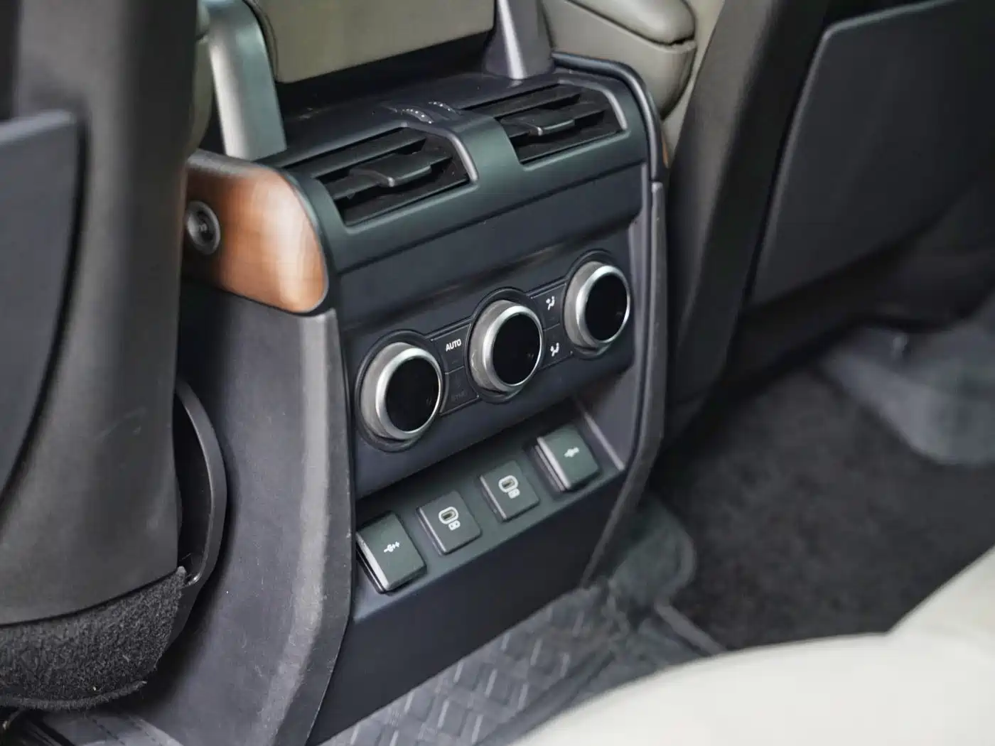 Land Rover Defender 2020 Model 110 P400 HSE фото 15