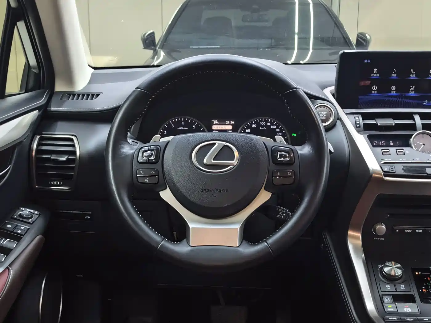 Фото 27 - Lexus NX