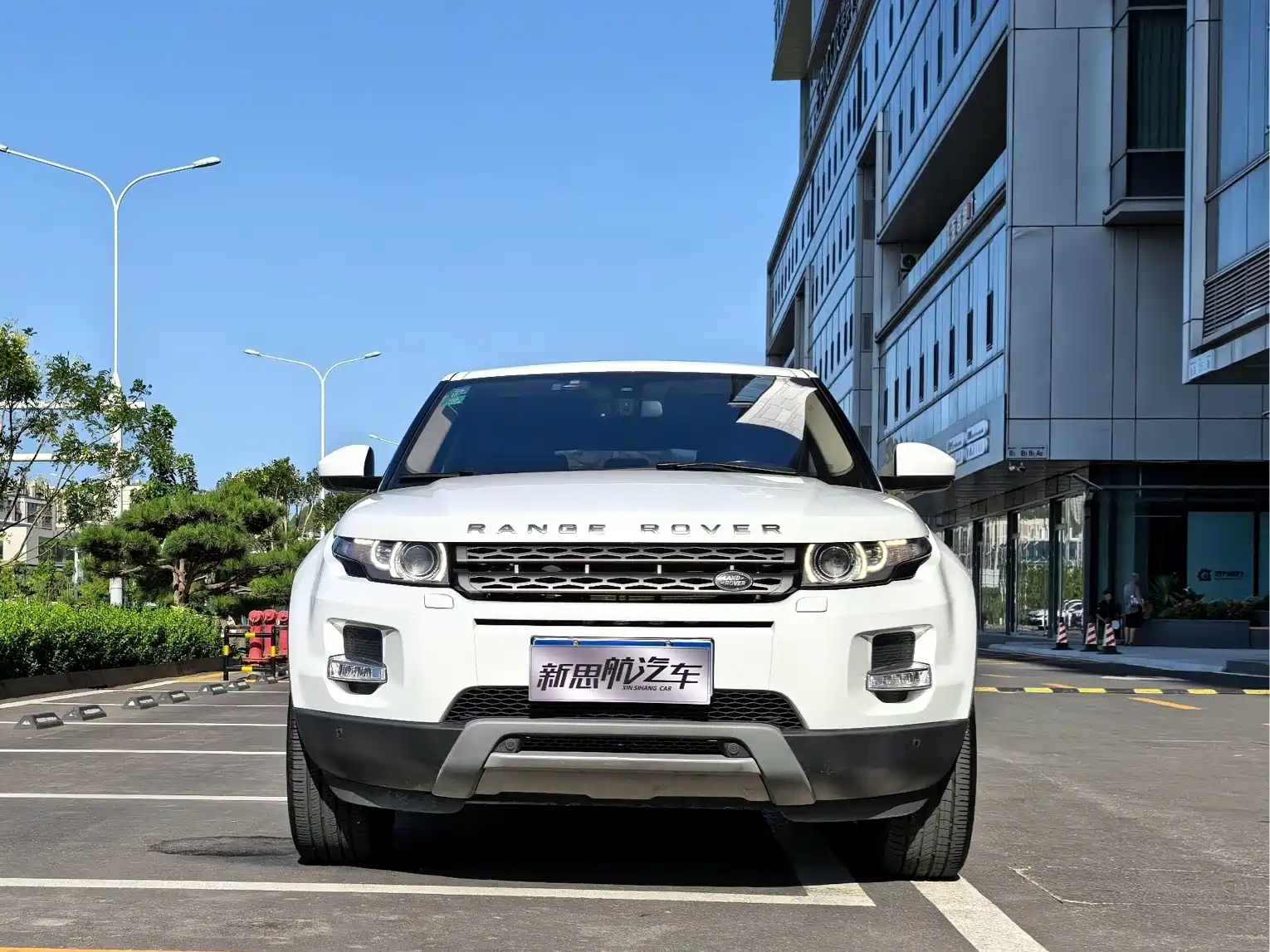 Photo 2 - Land Rover Range Rover Evoque
