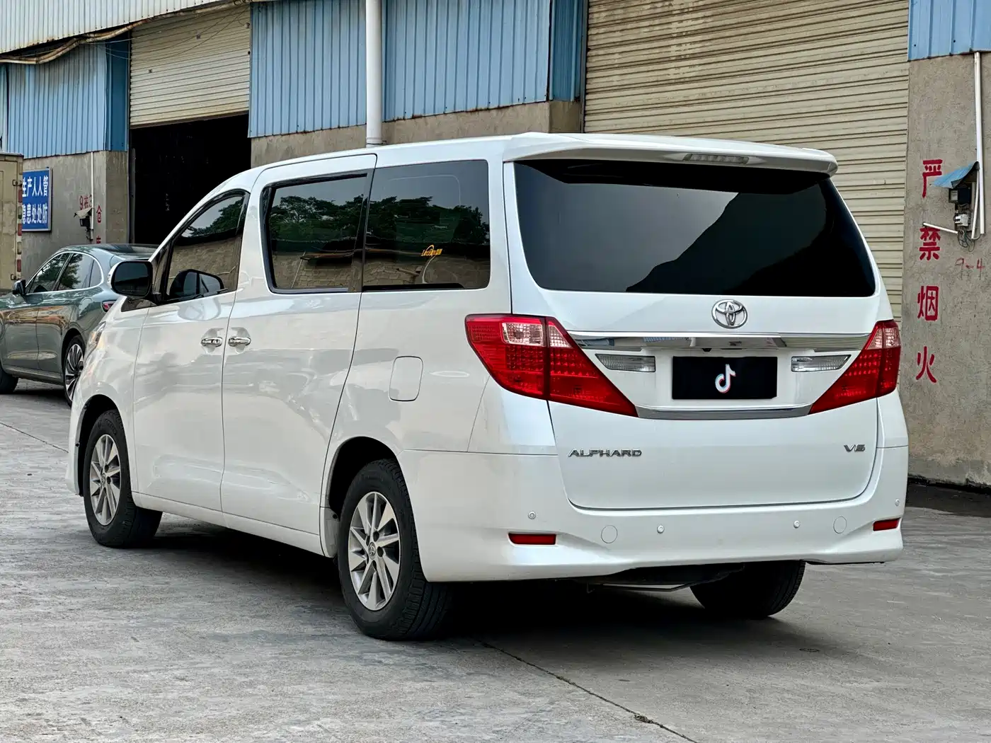 Toyota Alphard фото 6