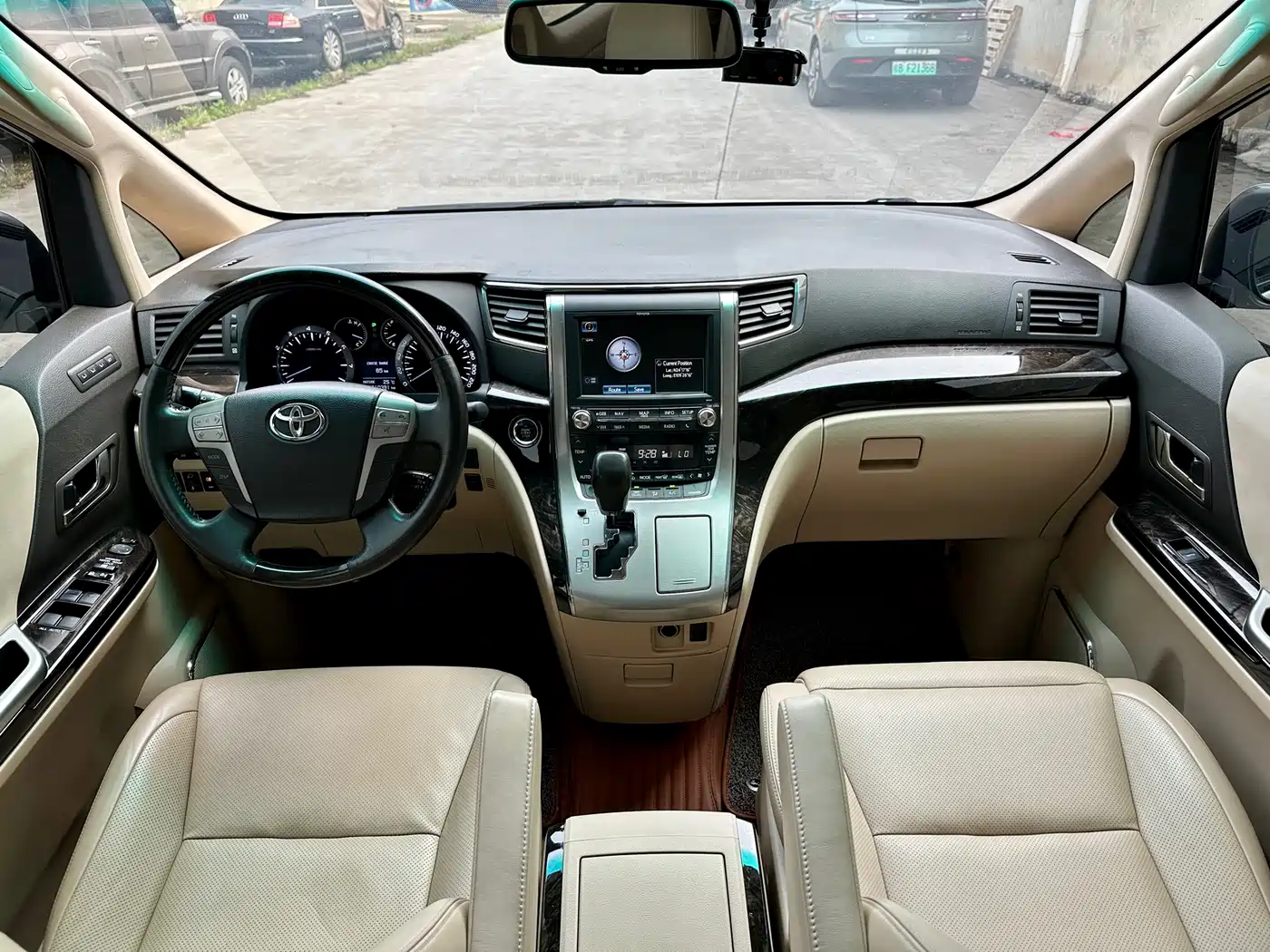 Toyota Alphard фото 14