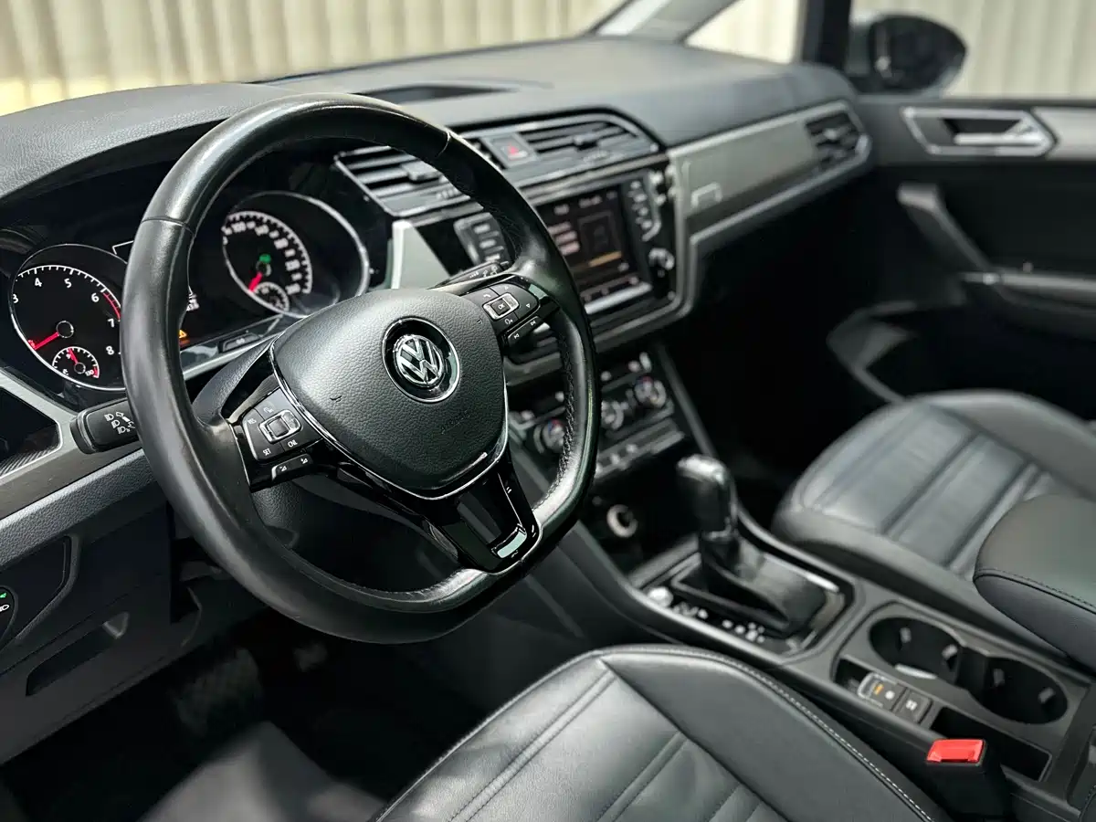 Volkswagen Touran 2018 Touran L 280TSI DSG Cross Edition 7-seater China VI фото 14