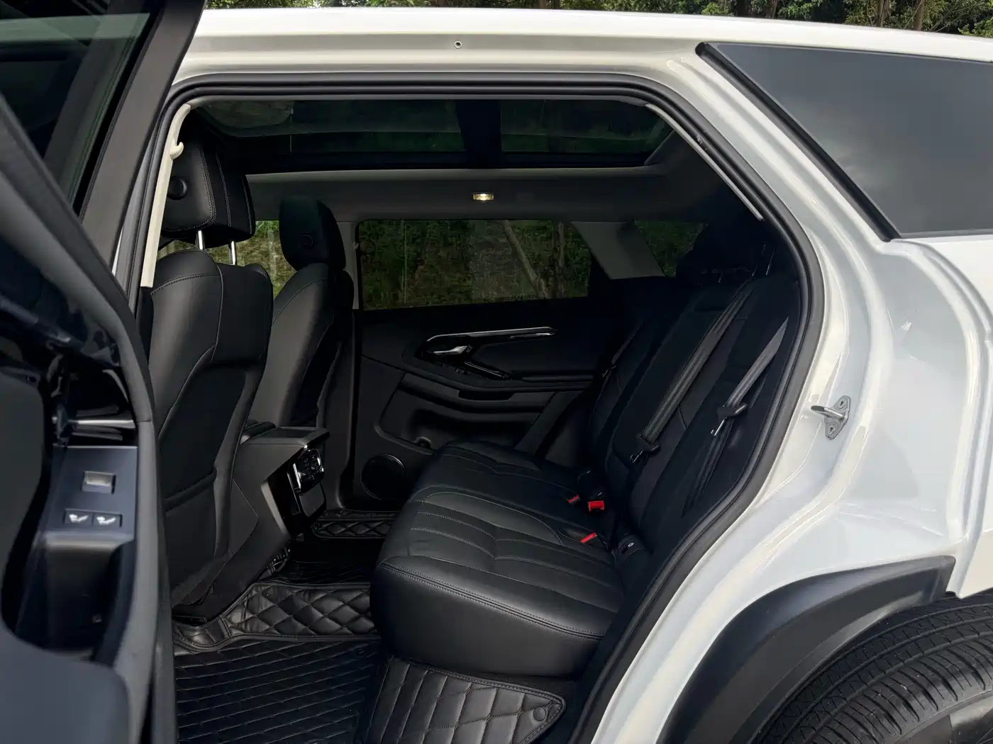 Land Rover Range Rover Evoque 2022 Range Rover Evoque L 200PS R-Dynamic Standard Elite Edition фото 17