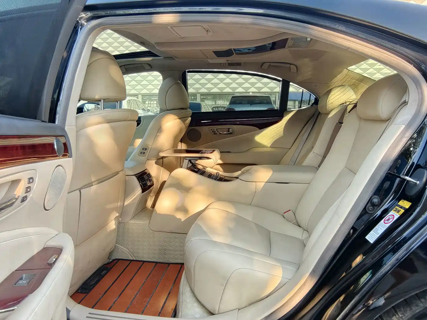 Фото 11 - Lexus LS
