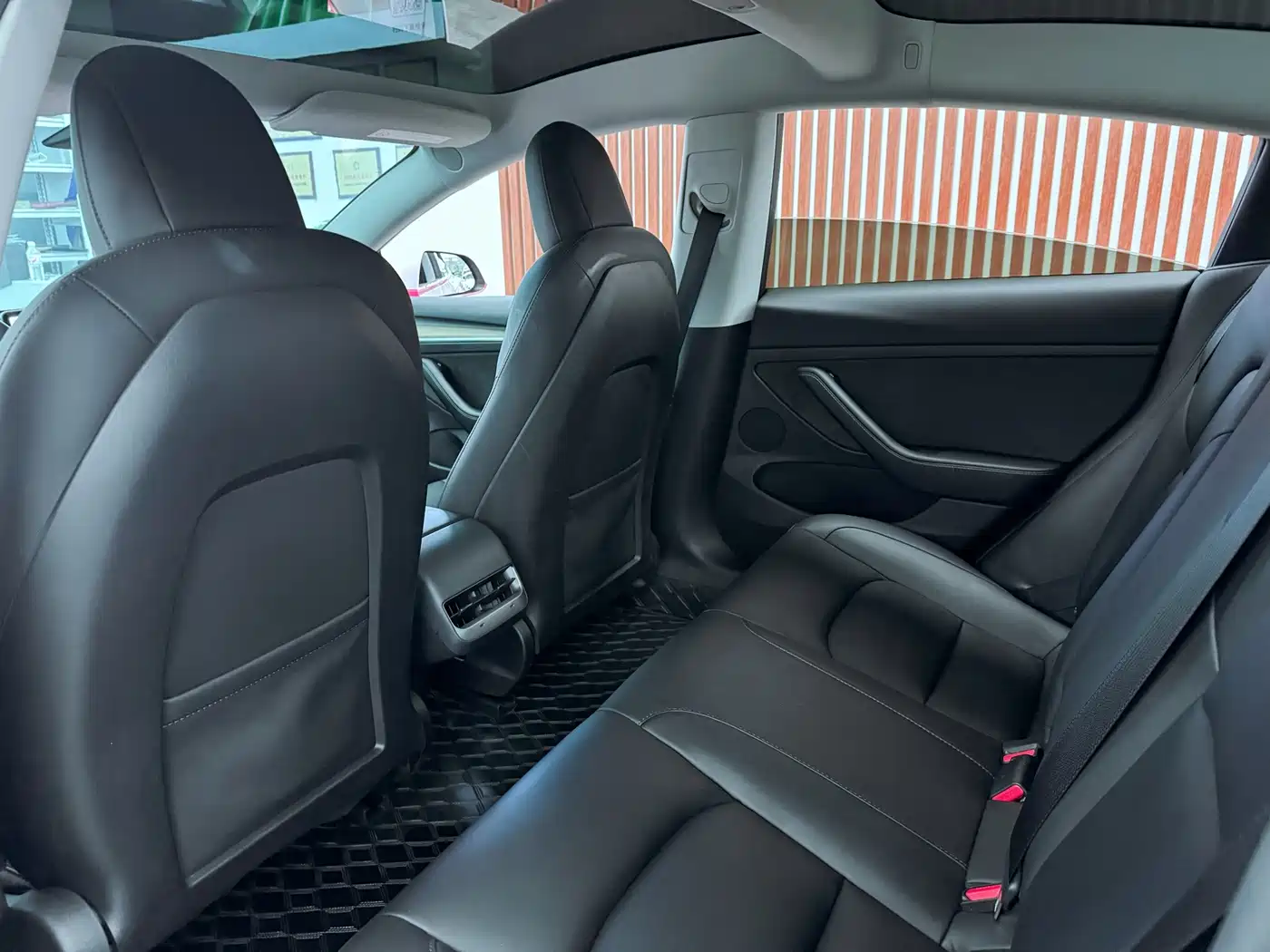Фото 9 - Tesla Model 3