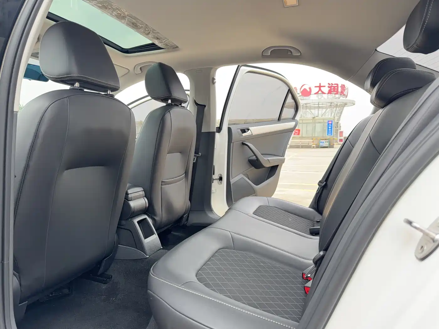 Škoda Rapid 2018 1.6L Automatic Comfort Edition фото 11