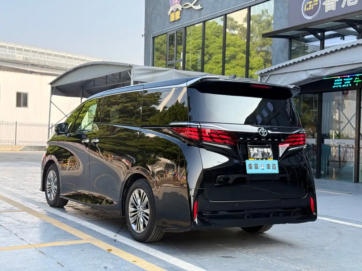 Toyota Alphard 2025 Hybrid 2.5L Ultimate Gold Edition фото 7