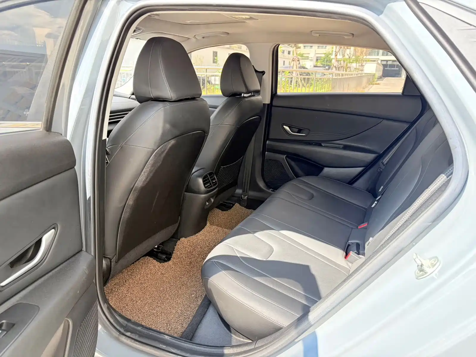 Photo 8 - Hyundai Elantra