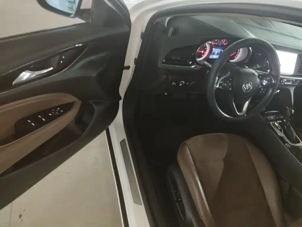 Photo 16 - Buick Regal