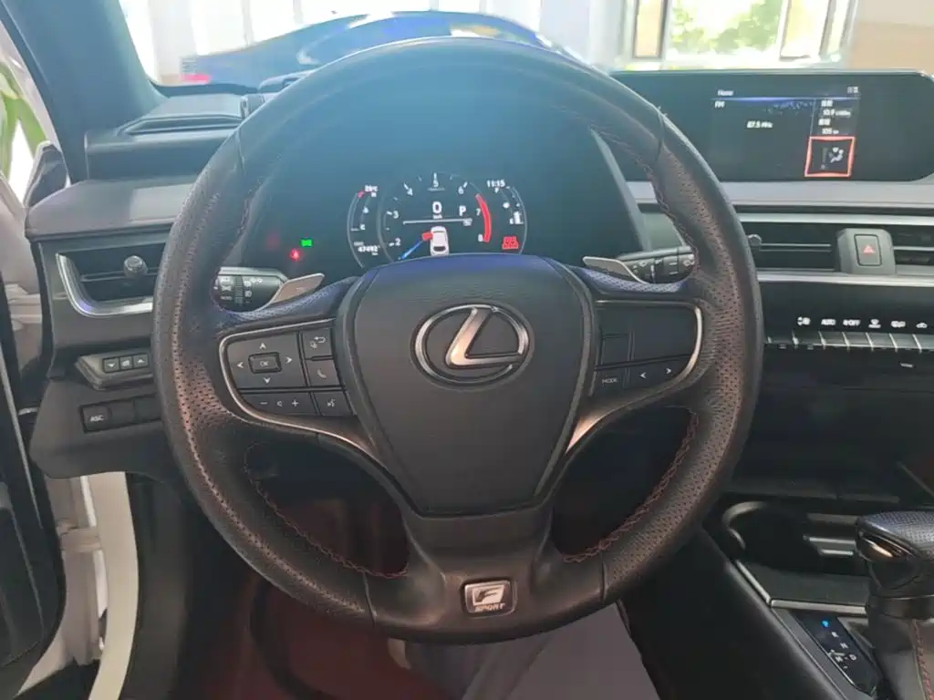Фото 11 - Lexus UX
