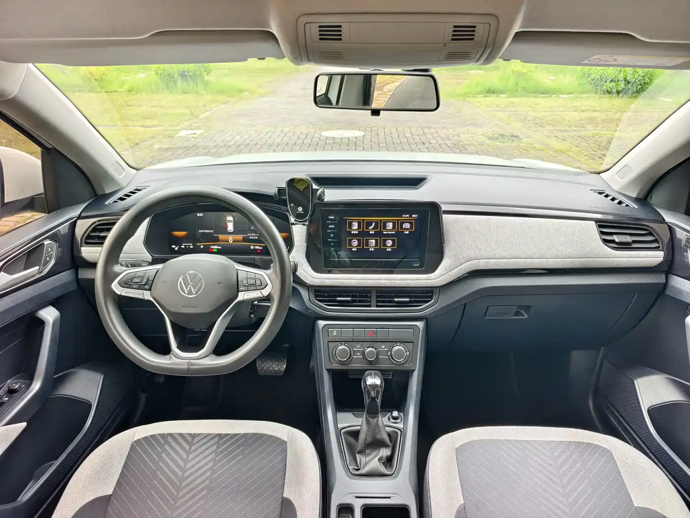 Volkswagen Tharu 2025 2025 Model Rising Star 1.5L Advance Edition