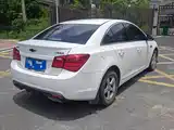 Photo 7 - Chevrolet Cruze