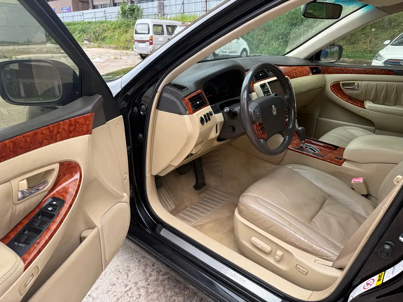 Photo 4 - Toyota Crown