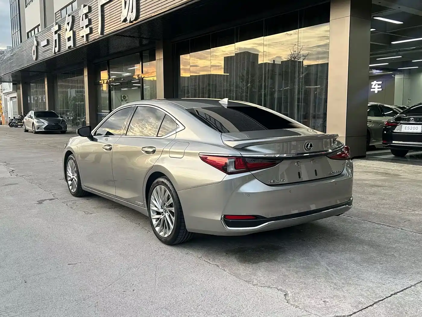 Photo 9 - Lexus ES