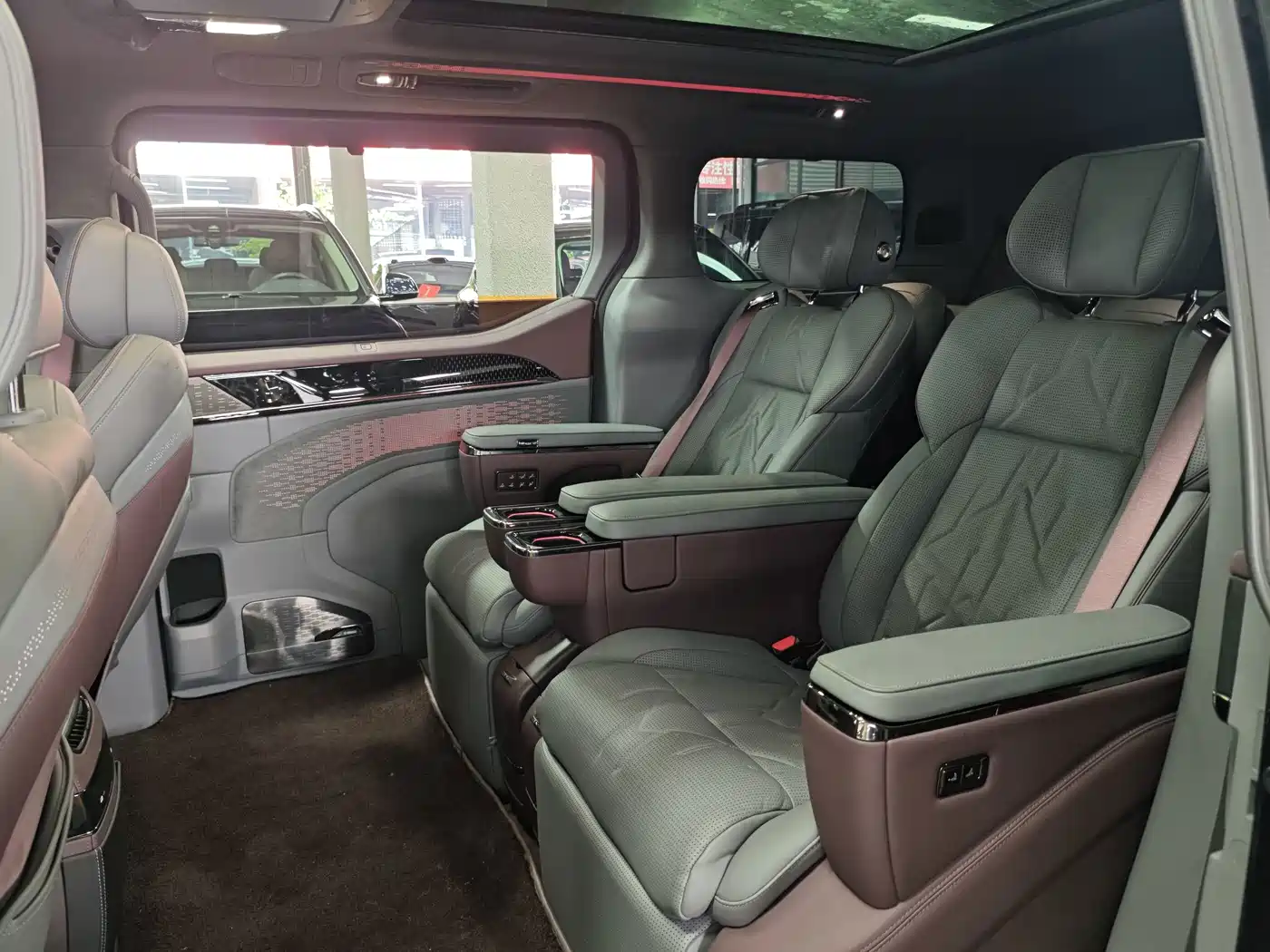 ZEEKR 009 2026 2024 6-seat Executive AWD 108kWh