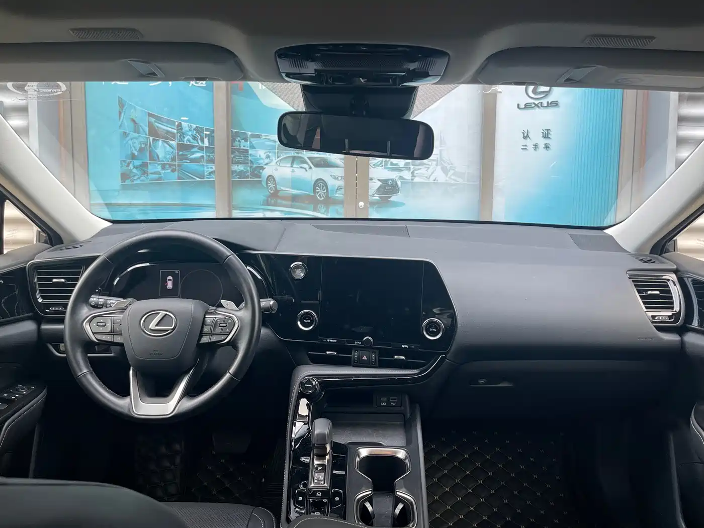 Фото 23 - Lexus NX