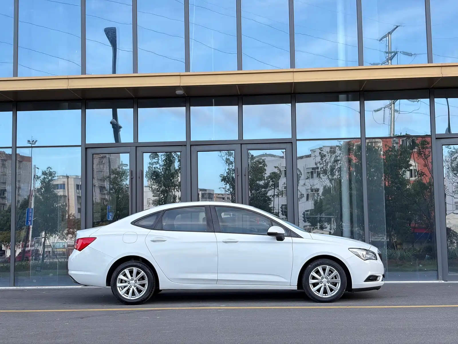 صورة 12 - Buick Verano