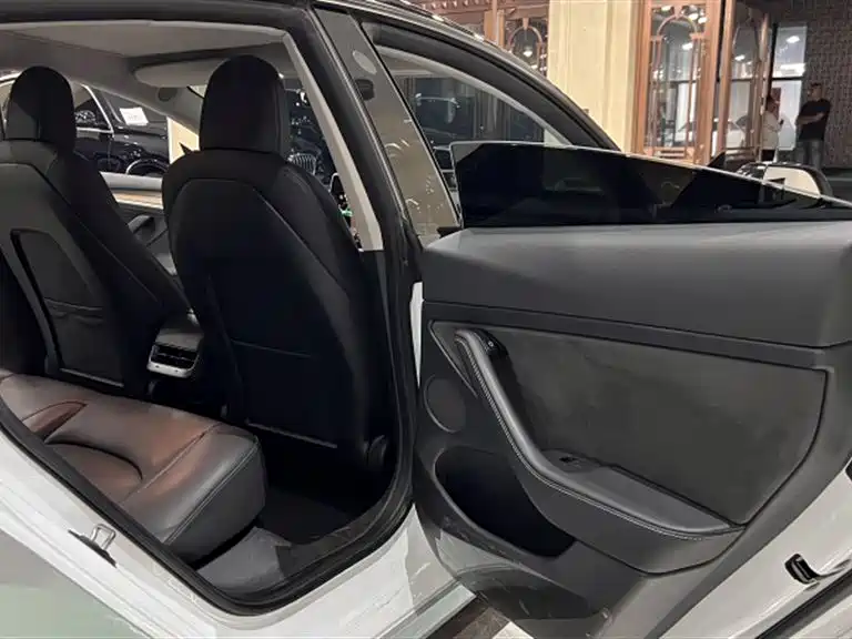 Фото 14 - Tesla Model 3
