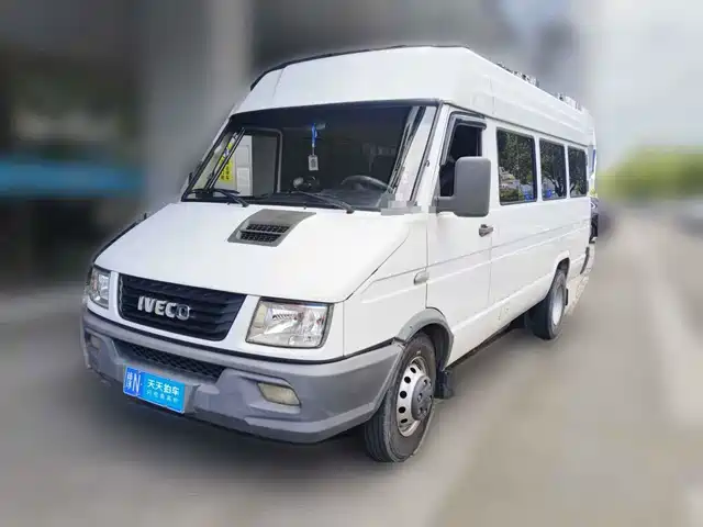Iveco Daily 2017 2.5T A40 Passenger Van 7-seater 47Z5 — фото 1