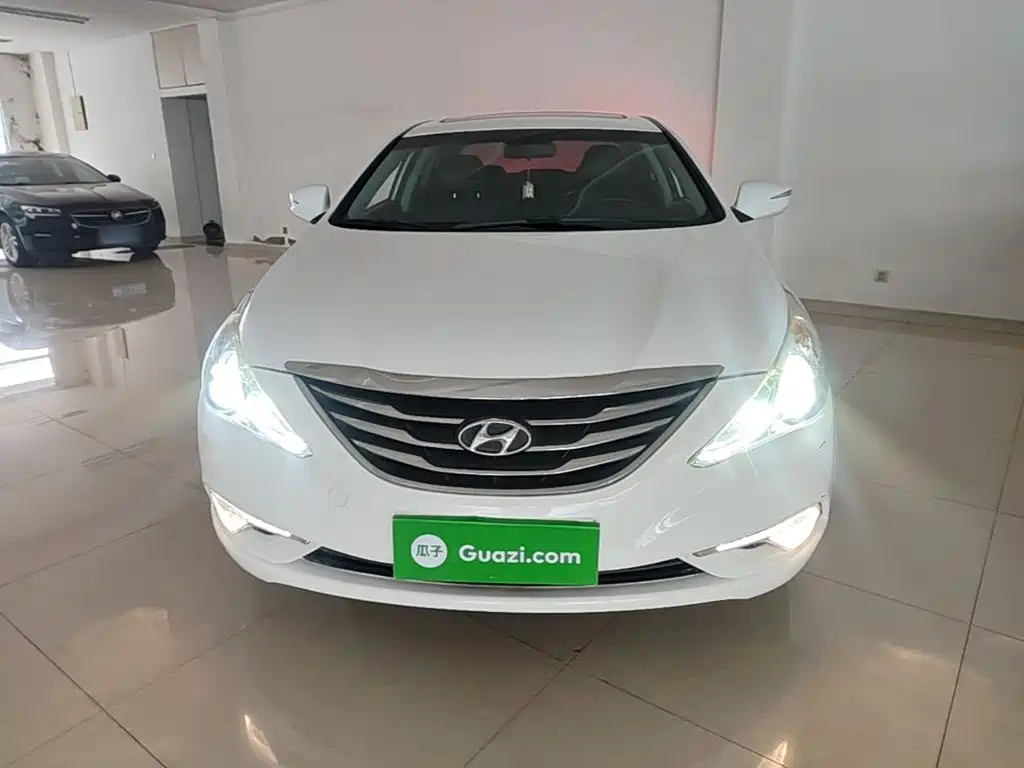 Photo 3 - Hyundai Sonata