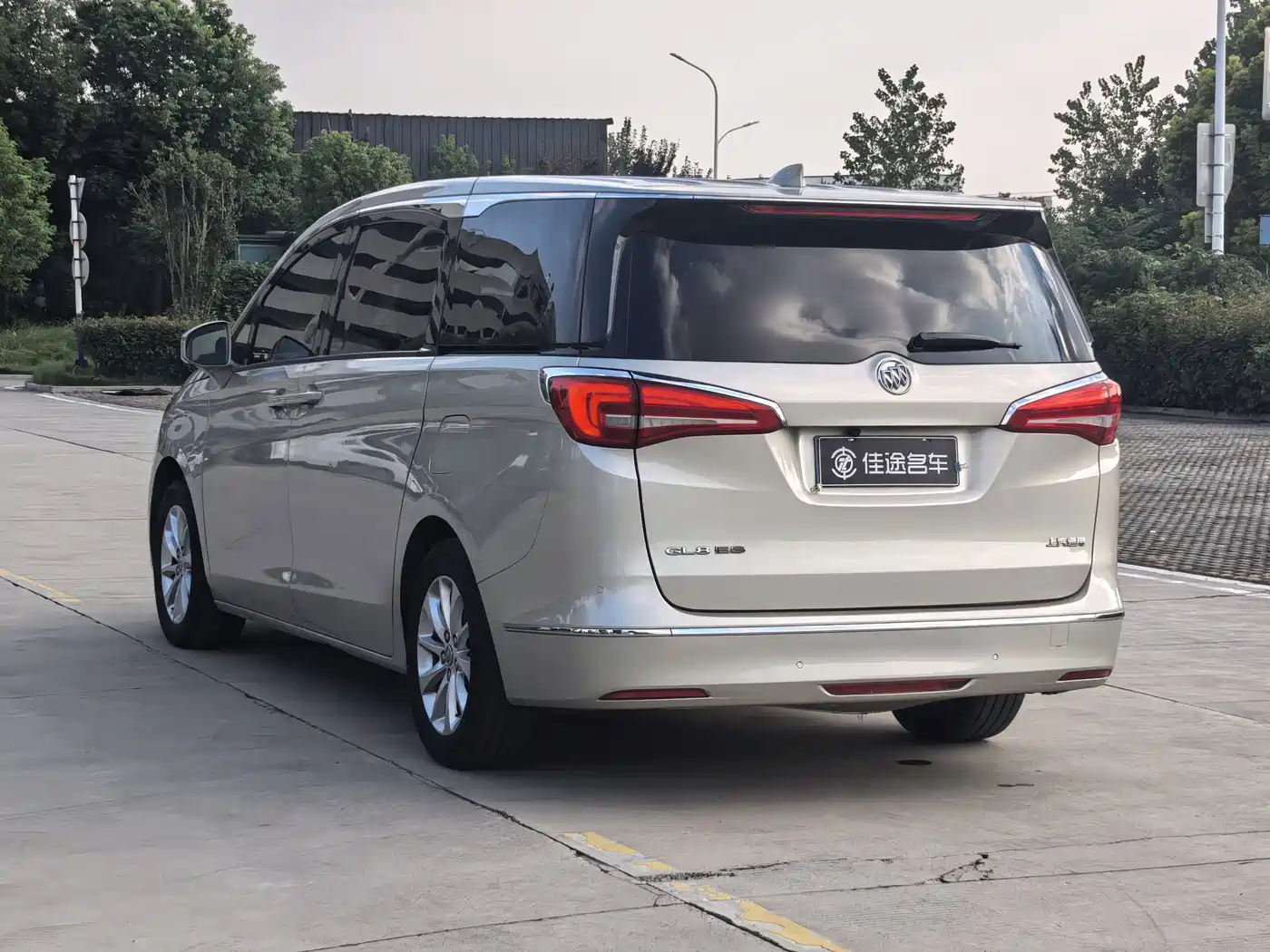 Photo 15 - Buick GL8