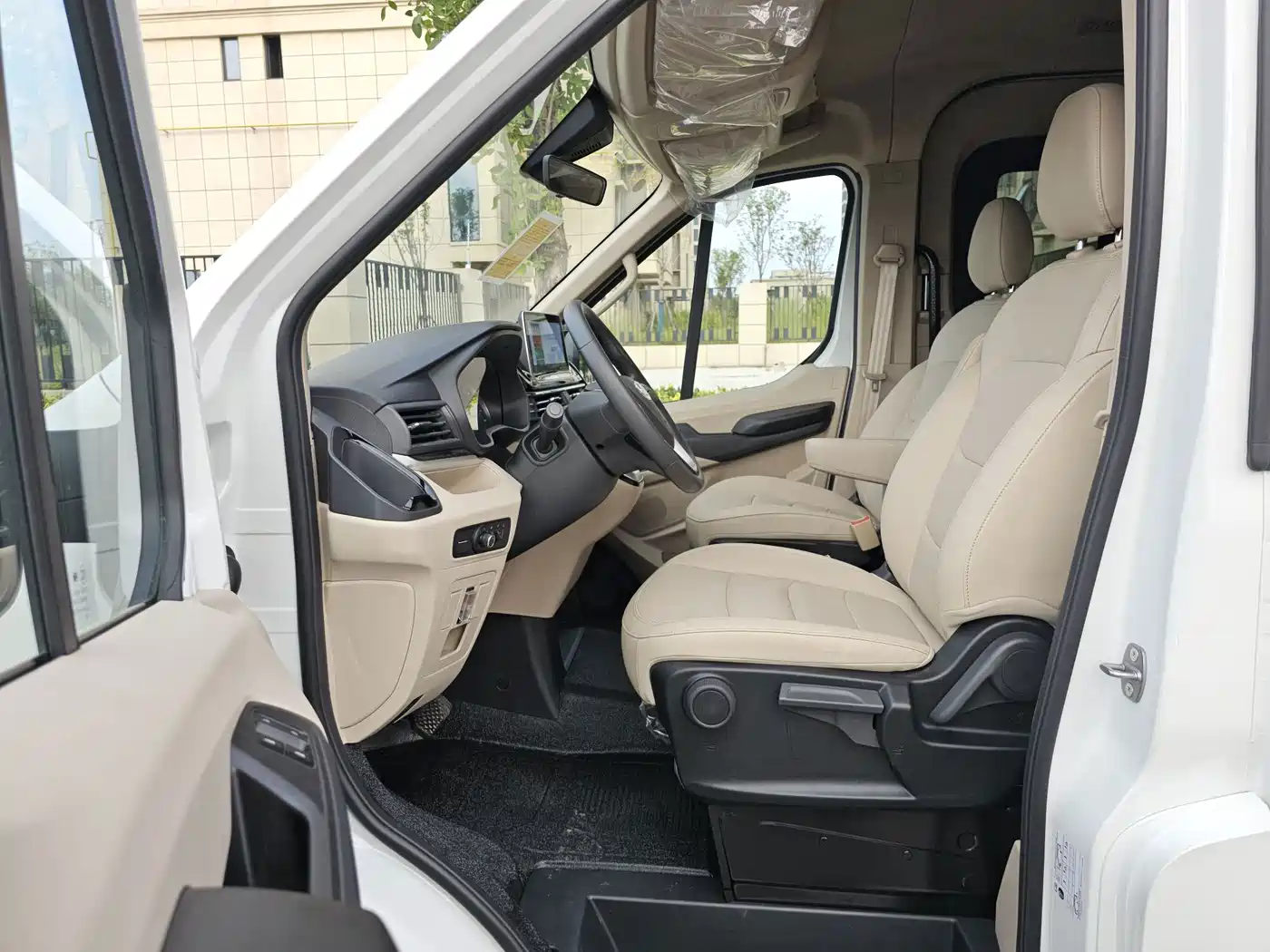 Maxus New Tour EV90 2026 2022 BUS Standard Long Wheelbase High Roof 9-seater 88.55kWh