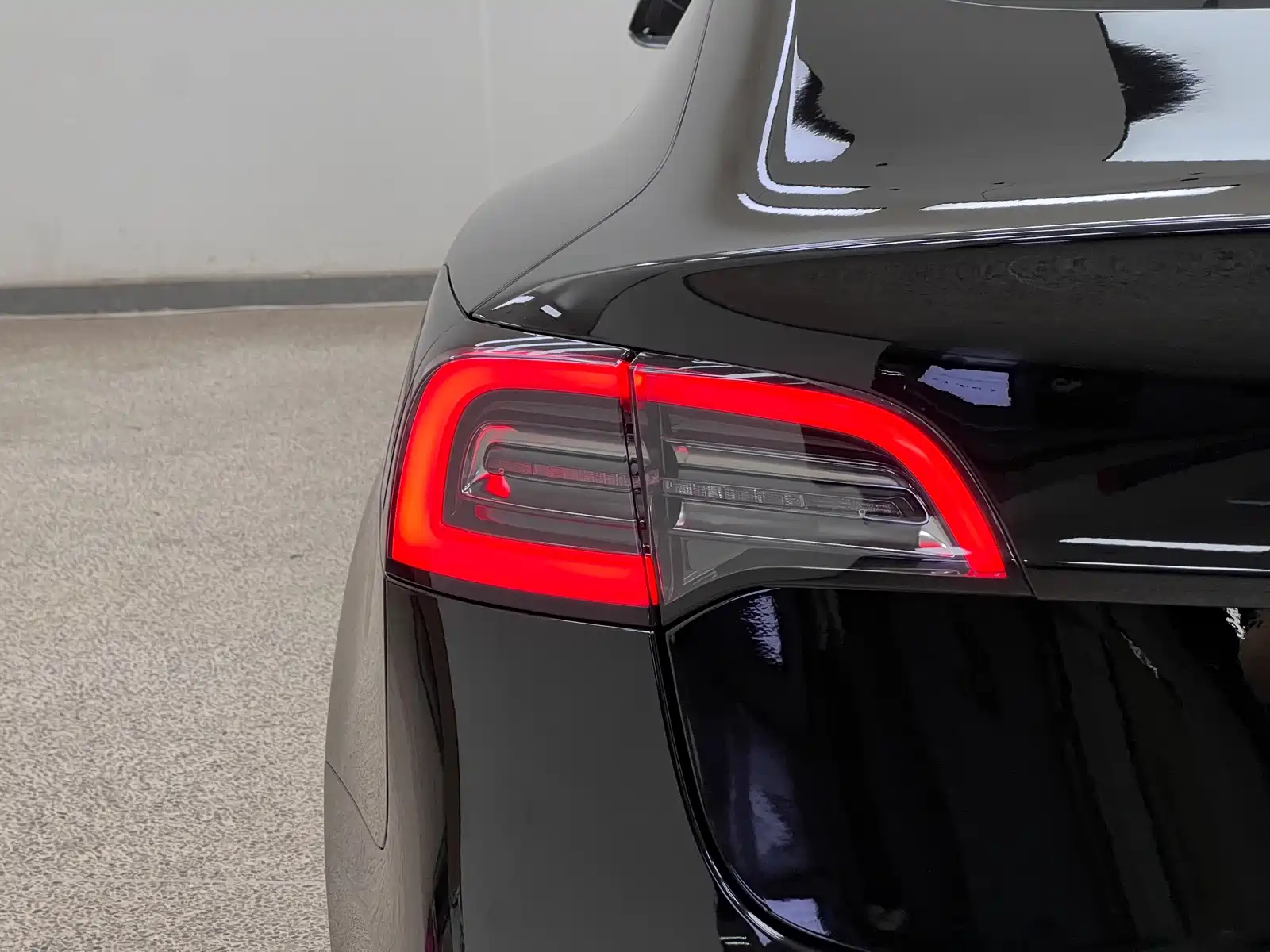 Фото 10 - Tesla Model 3