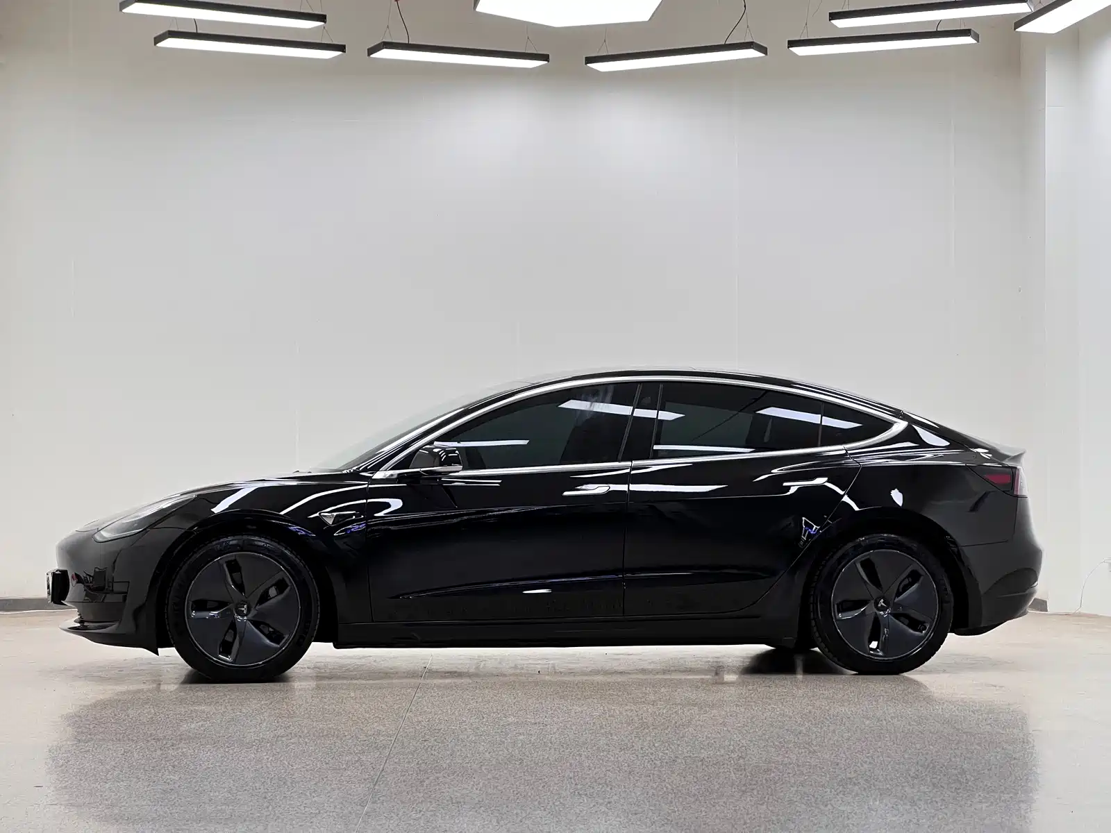 Фото 4 - Tesla Model 3