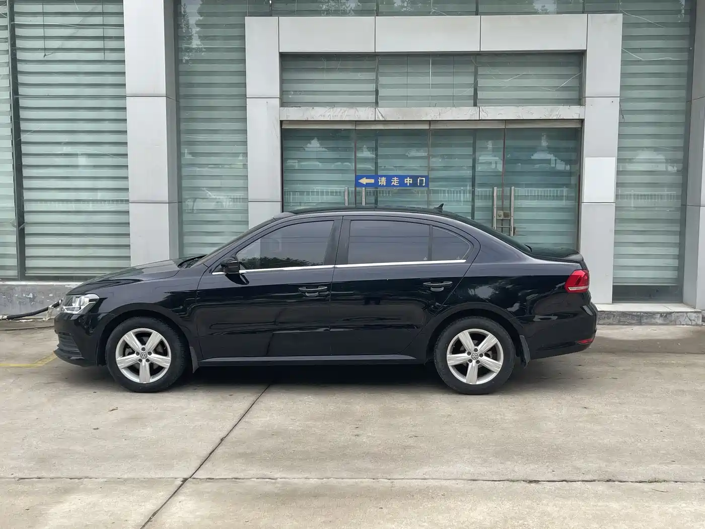 Volkswagen Lavida 2017 1.6L Manual Trend Edition фото 3
