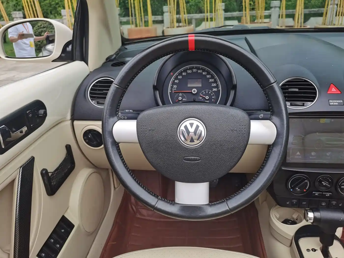 Volkswagen Beetle 2010 Model 2.0 BlackOrange Convertible Luxury Edition фото 19
