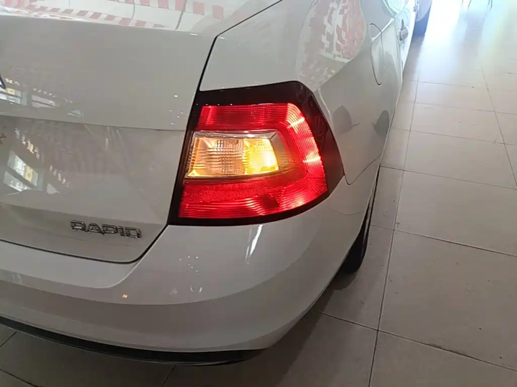 Фото 8 - Škoda Rapid