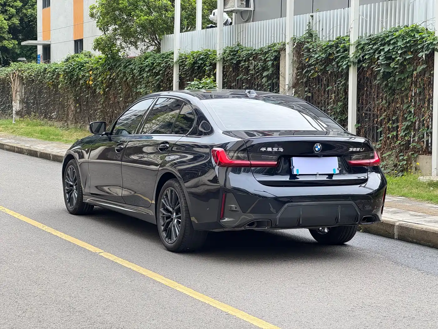 BMW 3 Series 2023 325Li M Sport Black Night Package фото 9
